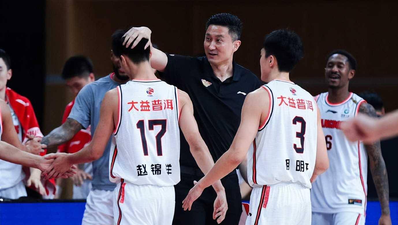 包含新星闪耀球场，助球队连胜朝冠军进发的词条