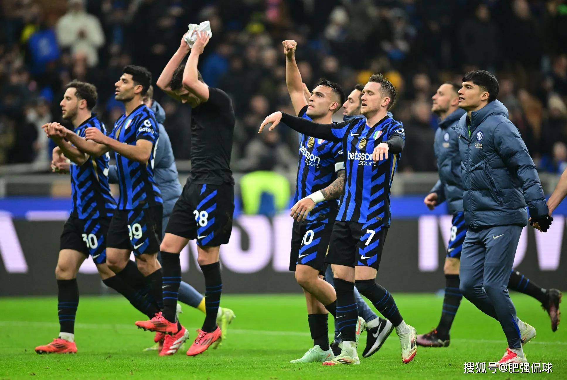 包含挑战不可能！球队打破对手封锁，取得关键胜利的词条