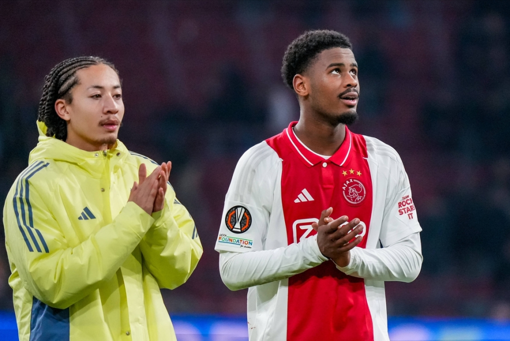 包含阿贾克斯遭遇重创，荷甲劲旅夜晋级赛场的词条