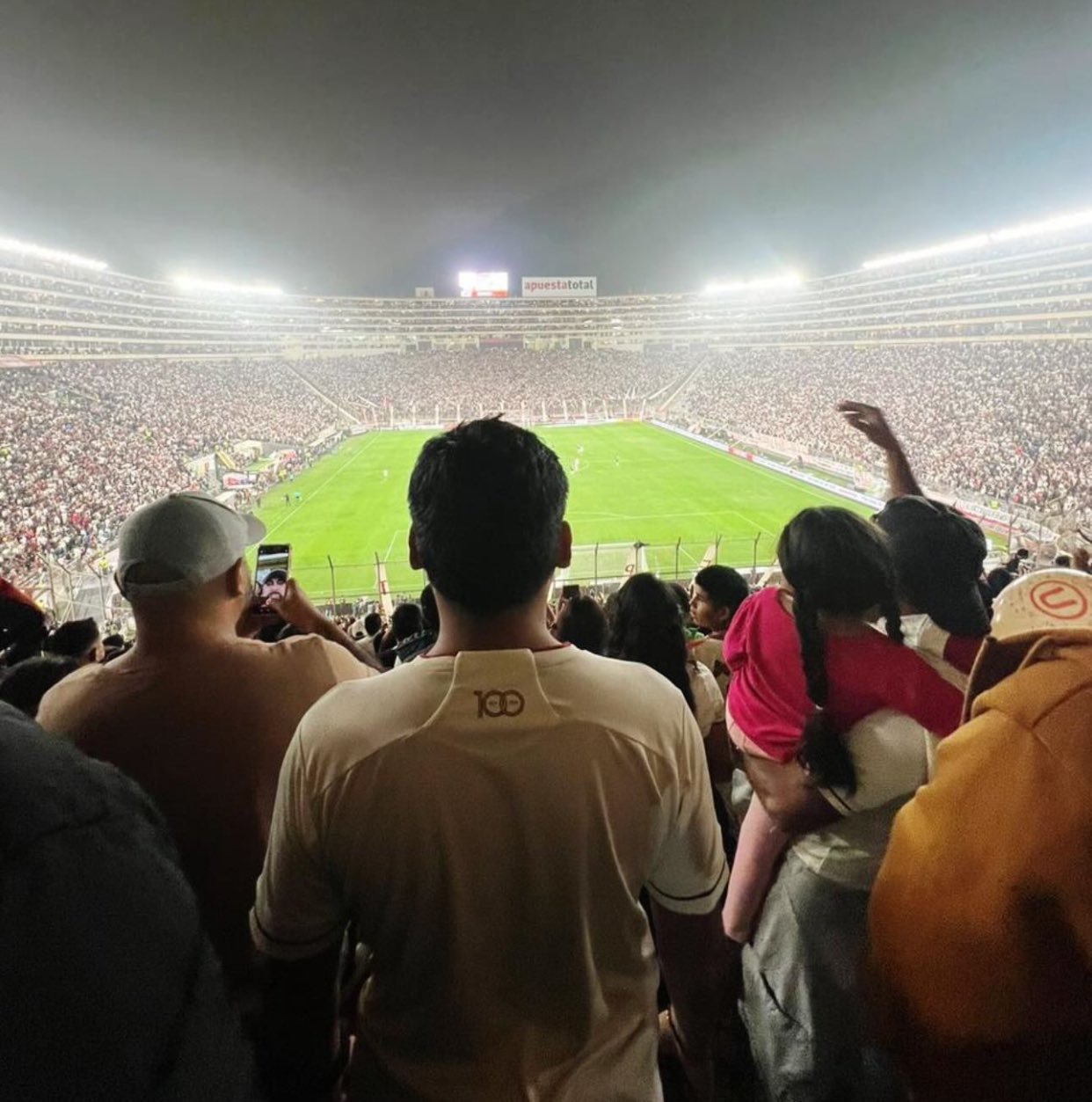 梅西亲赴巴黎圣日耳曼队，引发球迷狂热的简单介绍