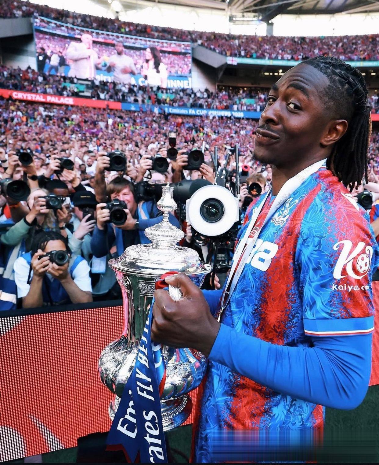 包含狼队主场击败水晶宫，保持不败纪录的词条