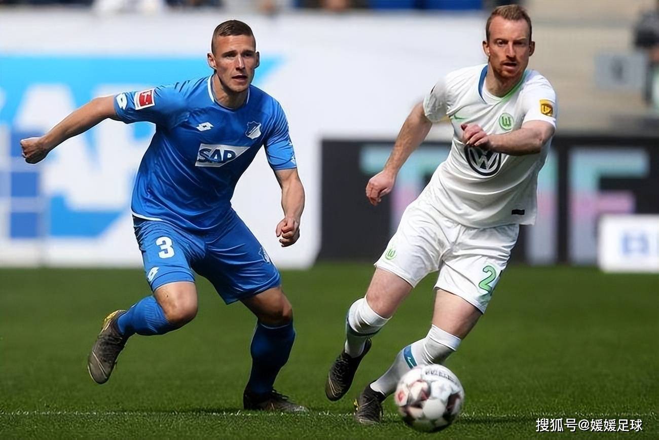 柏林赫塔队员联手拼搏，取得三分