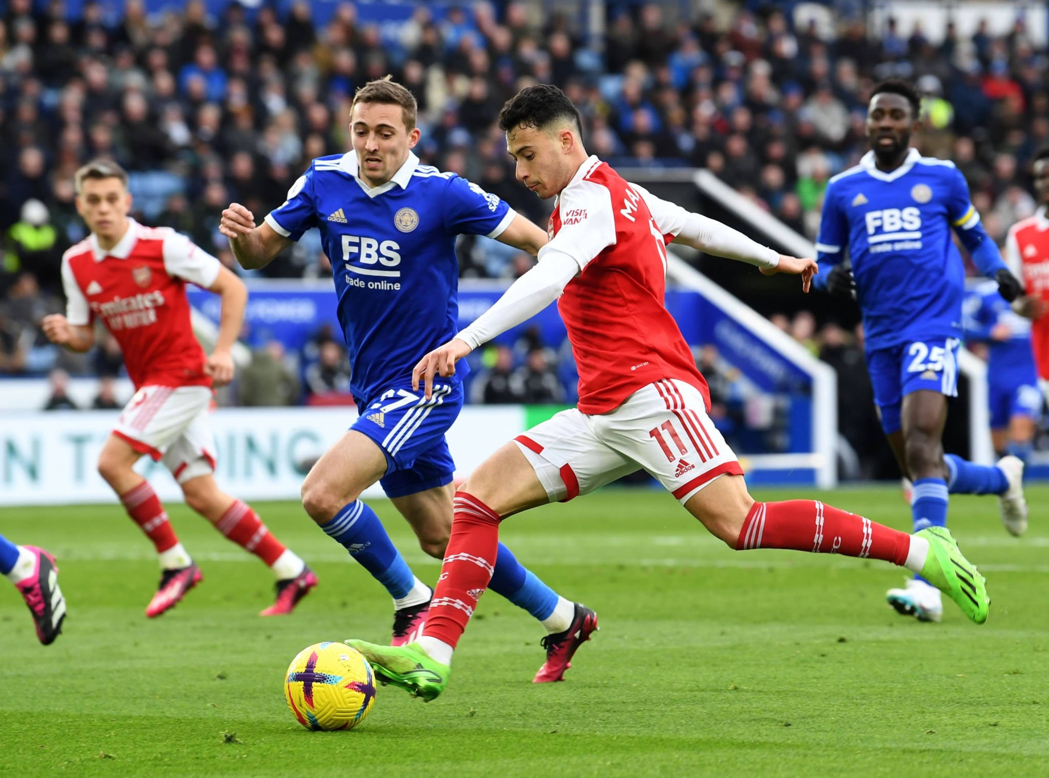 包含足球场上的精彩表演：球员们展现实力的词条