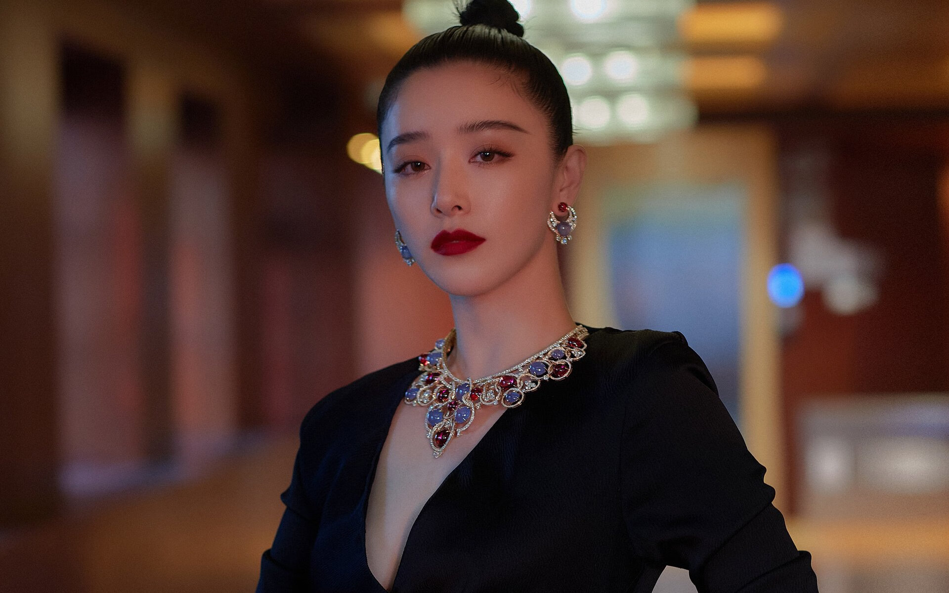 法比尼奥的十字路口，巴黎之战中的身份回响